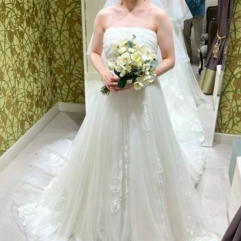 リーフの刺繍とゆるんとした素材感が特徴のナチュラルドレス