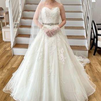 ビジューベルトが素敵な、ふんわり刺繍のドレス