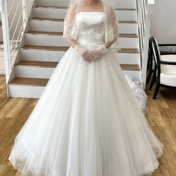 素材の透明感が素敵なボリュームたっぷりドレス