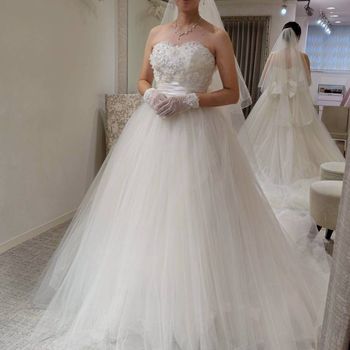 花のデザインのビスチェとチュールスカートが愛らしいドレス