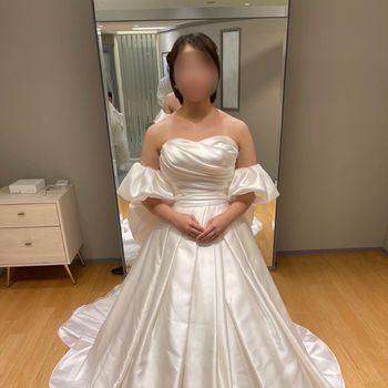 シンプルだけど華やかなサテンドレス