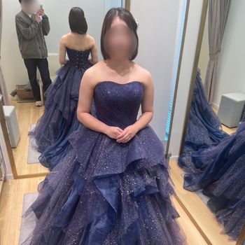 大人っぽくなりすぎないネイビードレス