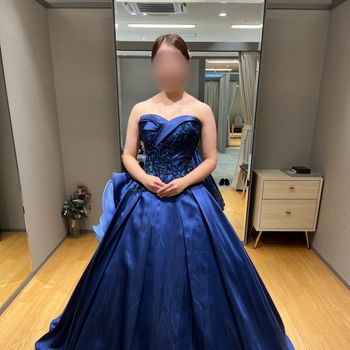 大人っぽいネイビードレス