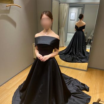 洗練されたブラックドレス