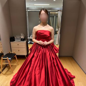 薔薇モチーフの大人っぽい赤ドレス