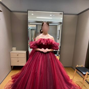 流行りのボリューム感ある赤ドレス