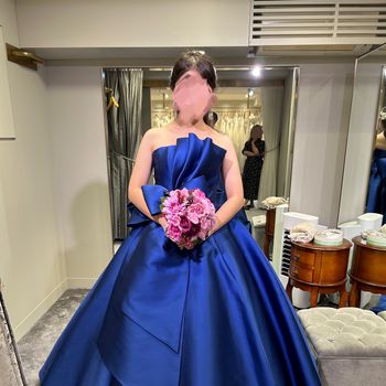高級感のある正統派ロイヤルブルーのドレス