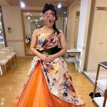 ビタミンカラーが目を引く個性派ドレス