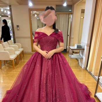 ボルドーが印象的なキラキララメドレス