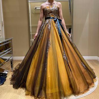 明るくゴージャスなドレス