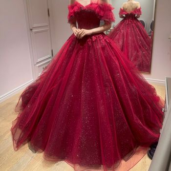 鮮やかで上品な赤を纏うドレス