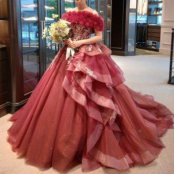 深紅で可愛らしさと豪華さを兼ね備えたドレス