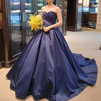 ネイビーのサテンが美しい上品なドレス