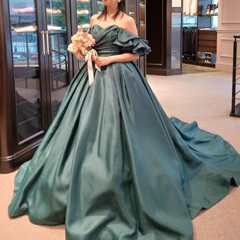 パフスリーブが可愛らしいグリーンのドレス