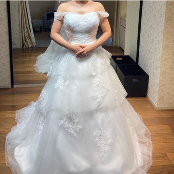 オフショルがポイントのドレス