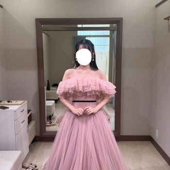 一癖デザインのピンクドレス