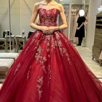 赤の刺繍ドレス