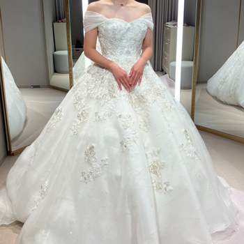 デコルテの綺麗なドレス