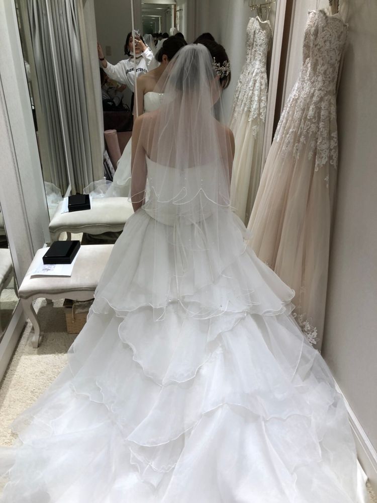 胸元のビジューが素敵なドレスです!