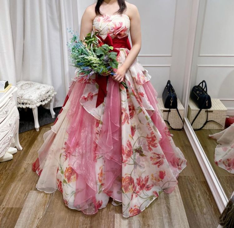 可愛らしい花柄ドレス」大きなチューリップ柄のドレスです。白ベースに 