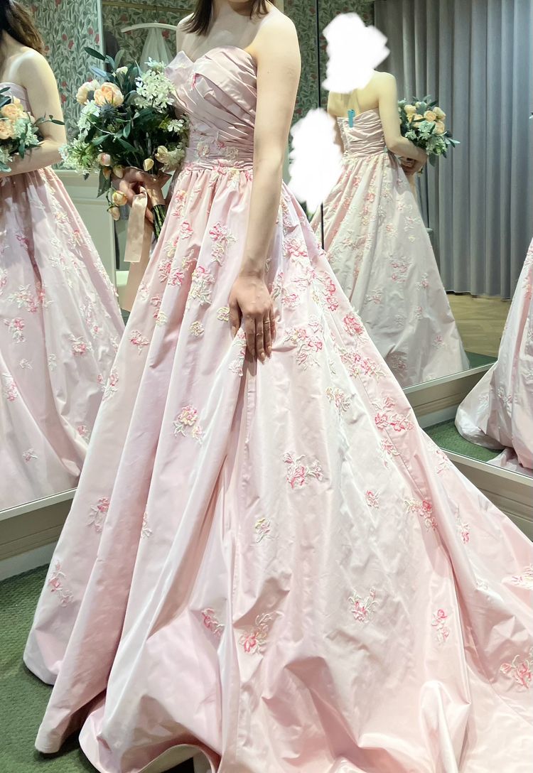 レビュー高評価商品 ピンクドレス」ピンクのドレスにお花の刺繍がされており スーツ・フォーマル・ドレス