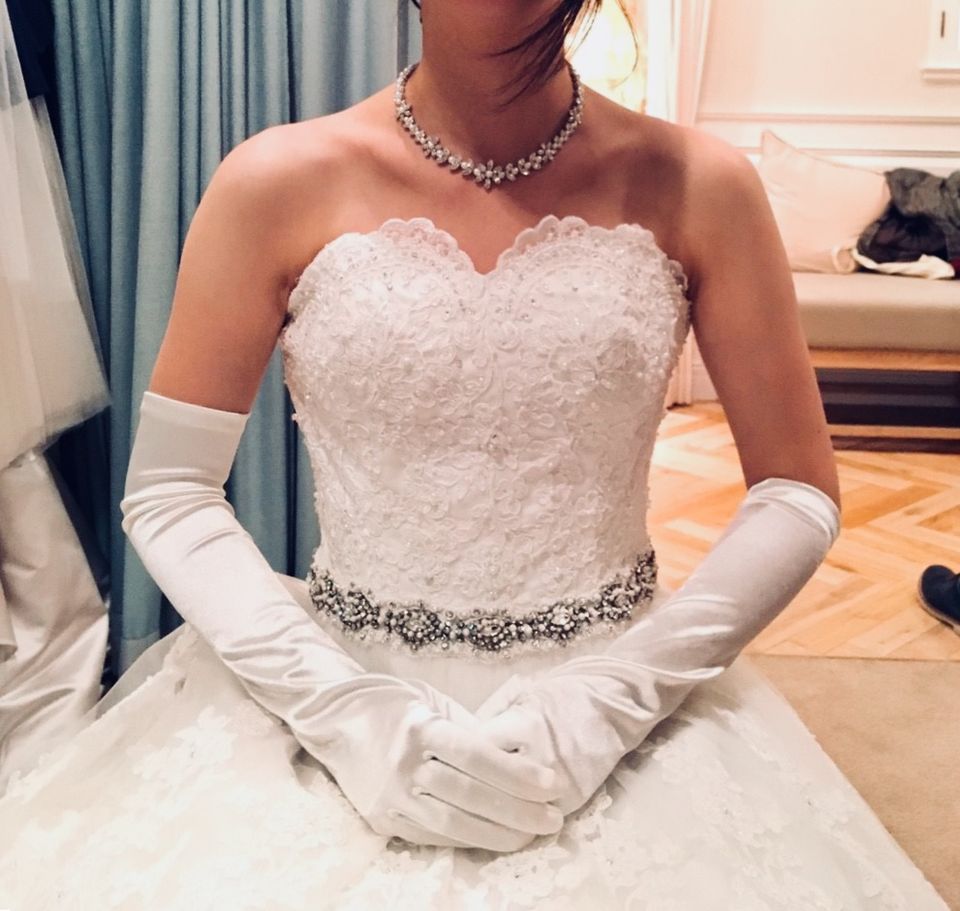 後姿が見せどころ！レースの美しいウエディングドレス