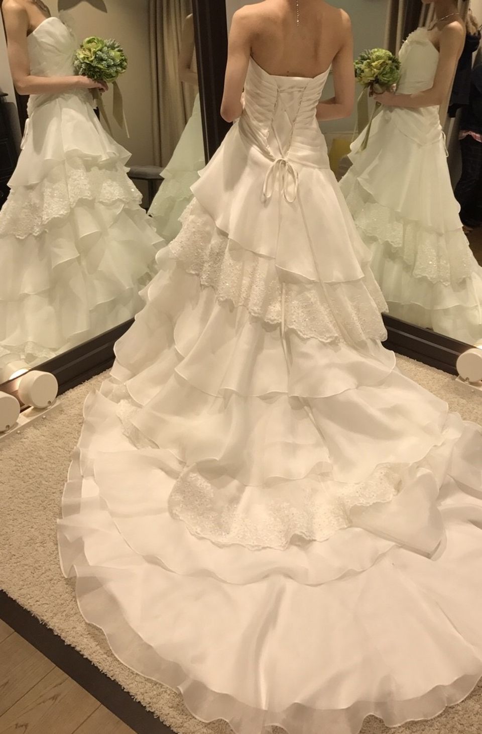 フリルがかわいいAライン