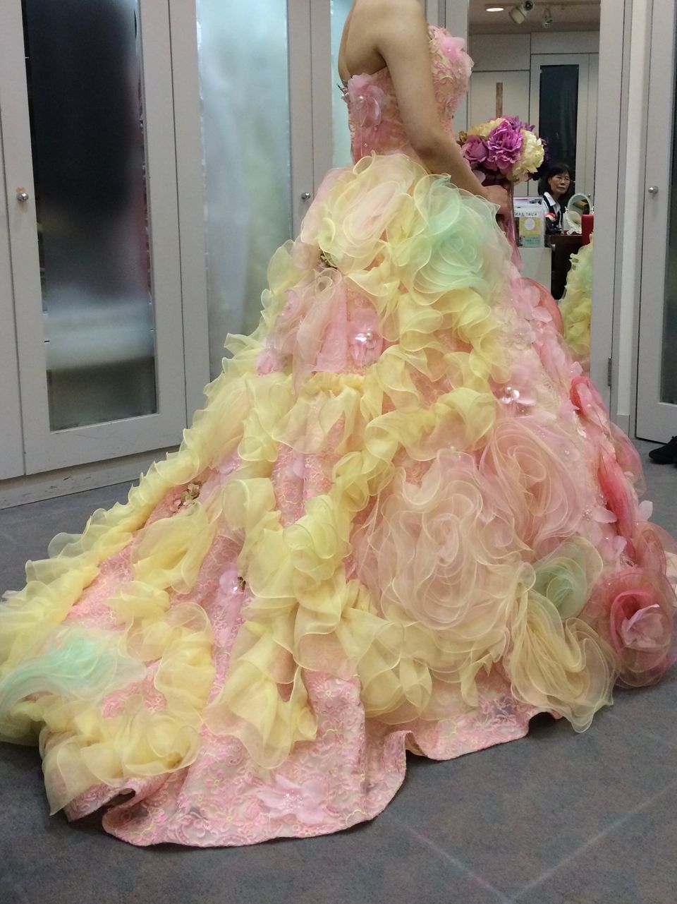 前と後ろで2度楽しめるドレスです