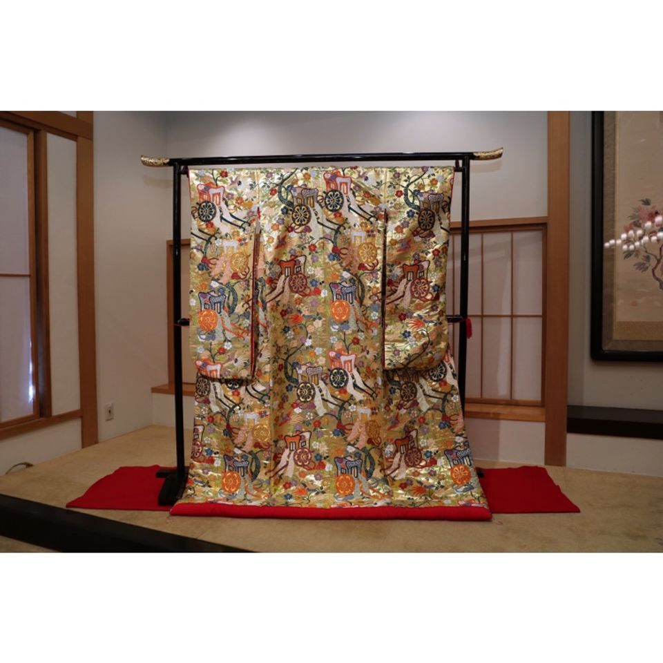 とても華やかな色打掛です。