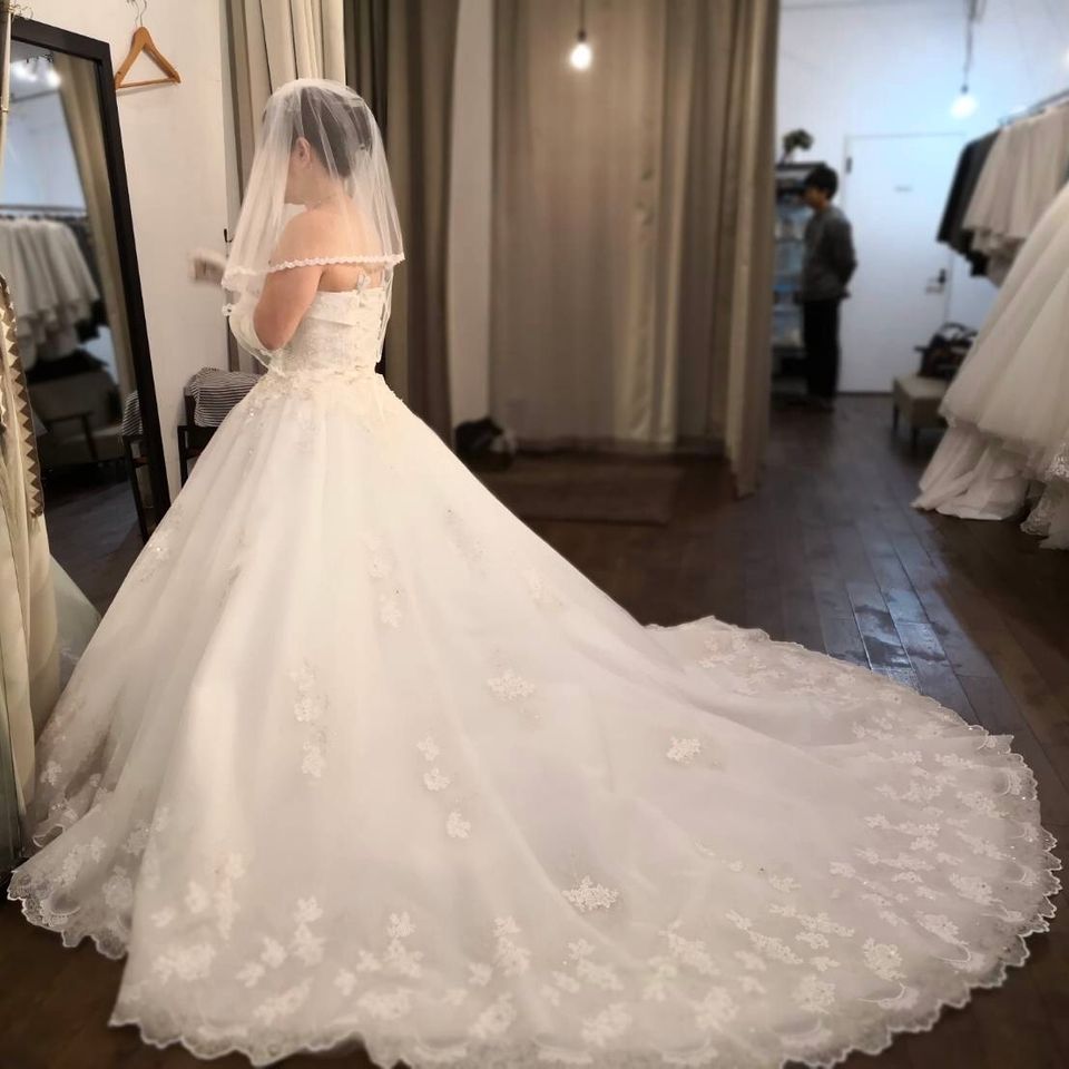 ロールカラー風の胸元がかわいいドレスです
