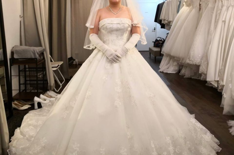 ロールカラー風の胸元がかわいいドレスです。ロールカラーのよう