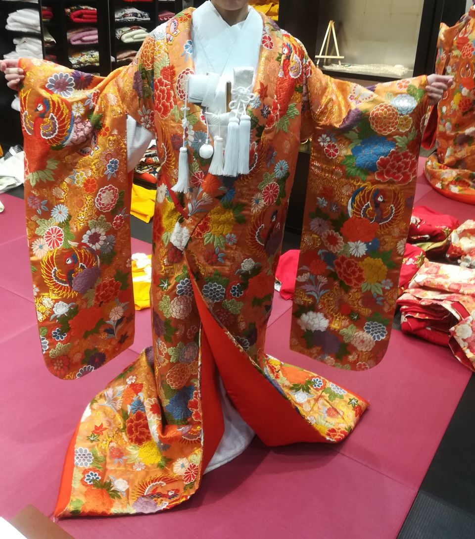 オレンジを基調とした鮮やかな色打掛