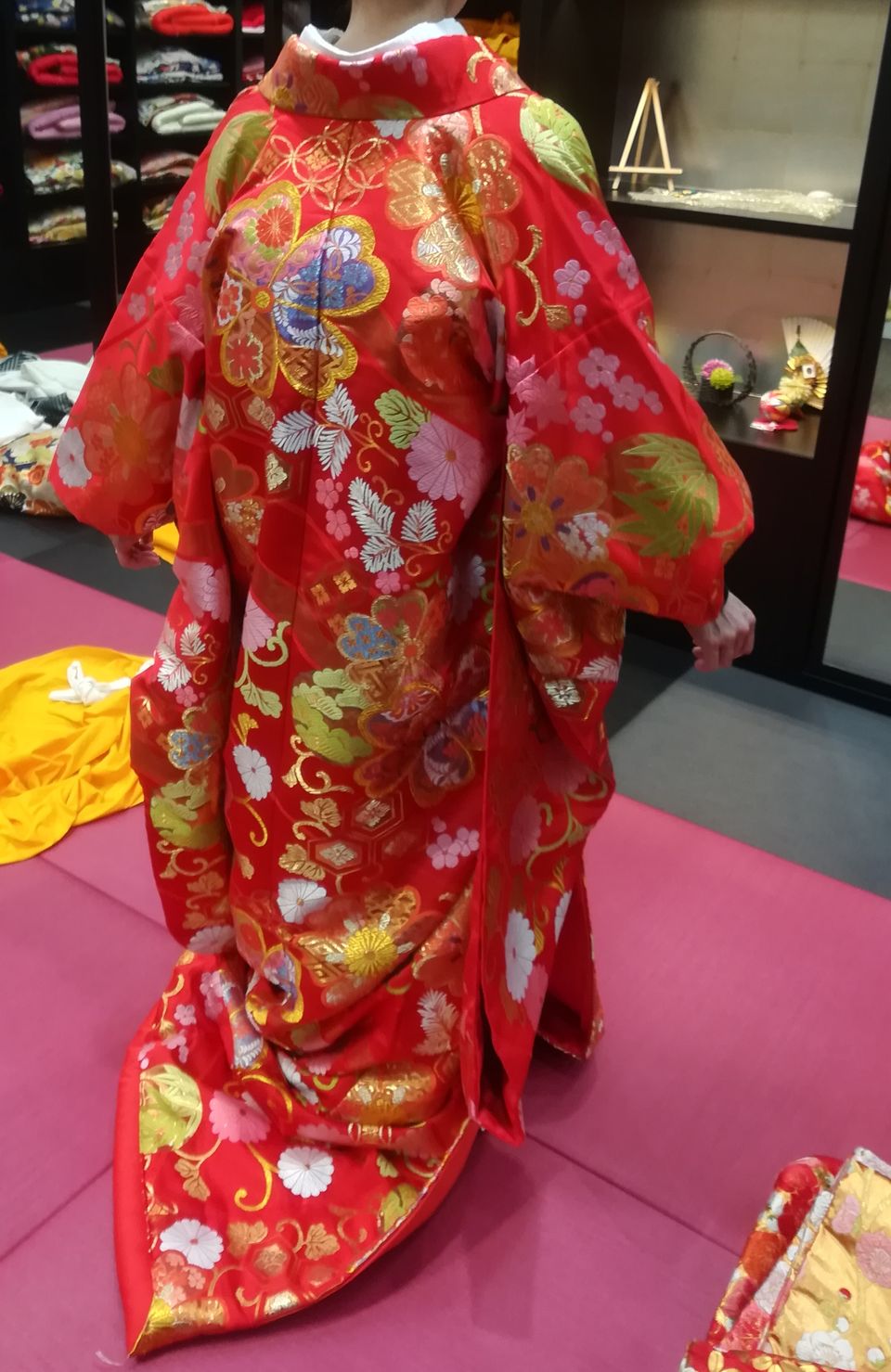 華やかな刺繍が入った朱色の色打掛