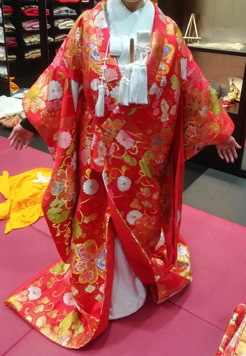 華やかな刺繍が入った朱色の色打掛