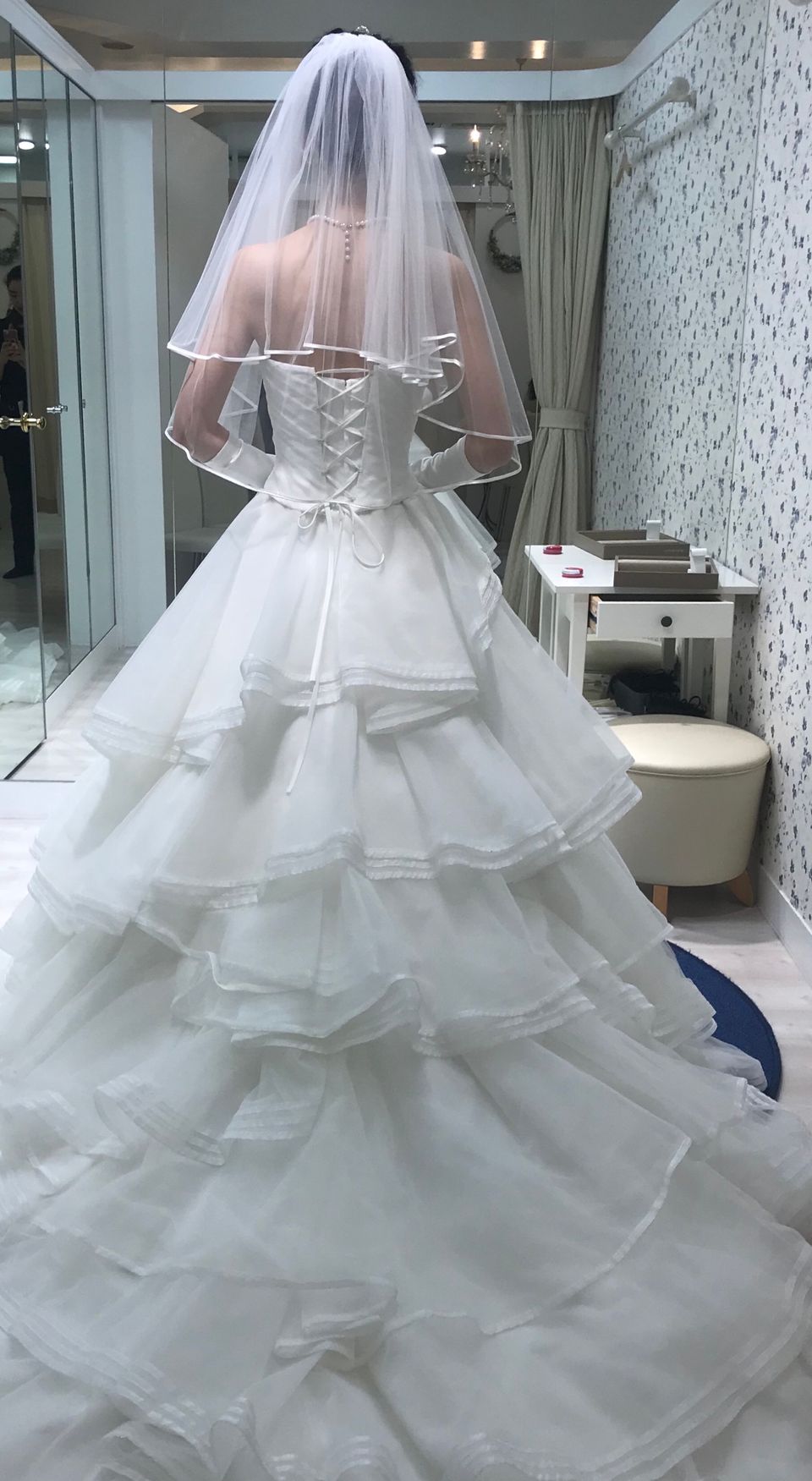 段になっていますが甘過ぎないキレイなドレスです。