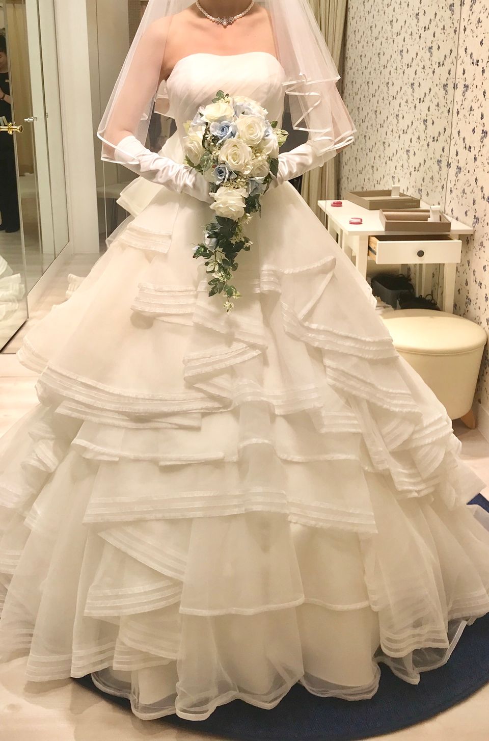 段になっていますが甘過ぎないキレイなドレスです。