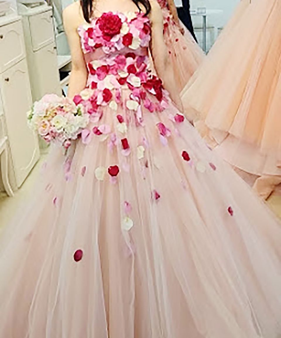 華やかな花びらドレス