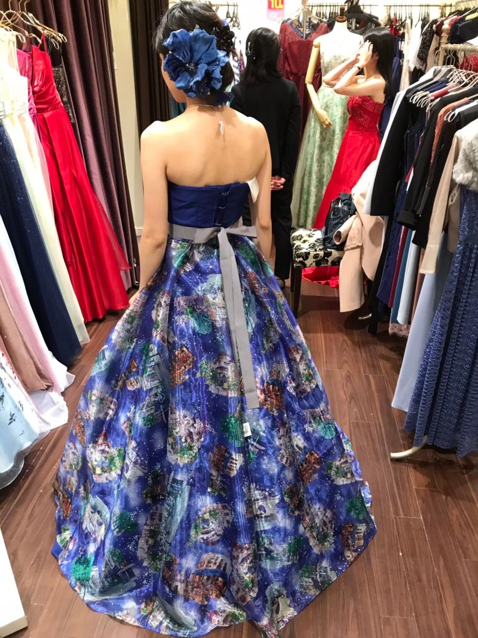 大人っぽいロイヤルブルーのドレス
