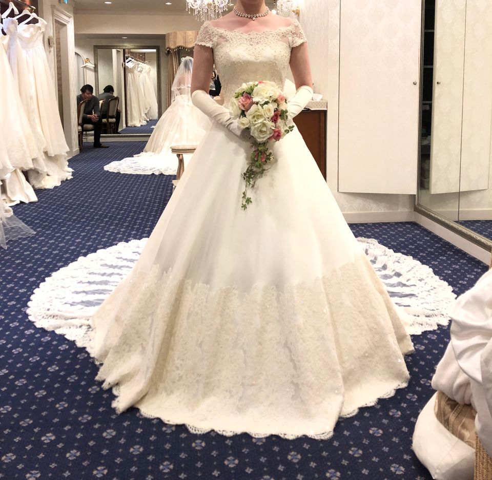 ロールカラー好きは必ず惹かれるドレスショップ
