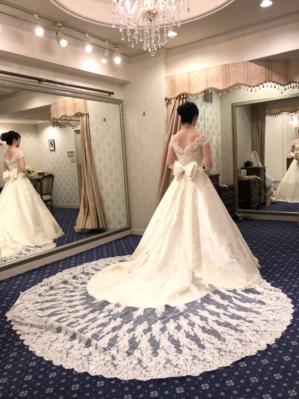 ロールカラー好きは必ず惹かれるドレスショップ
