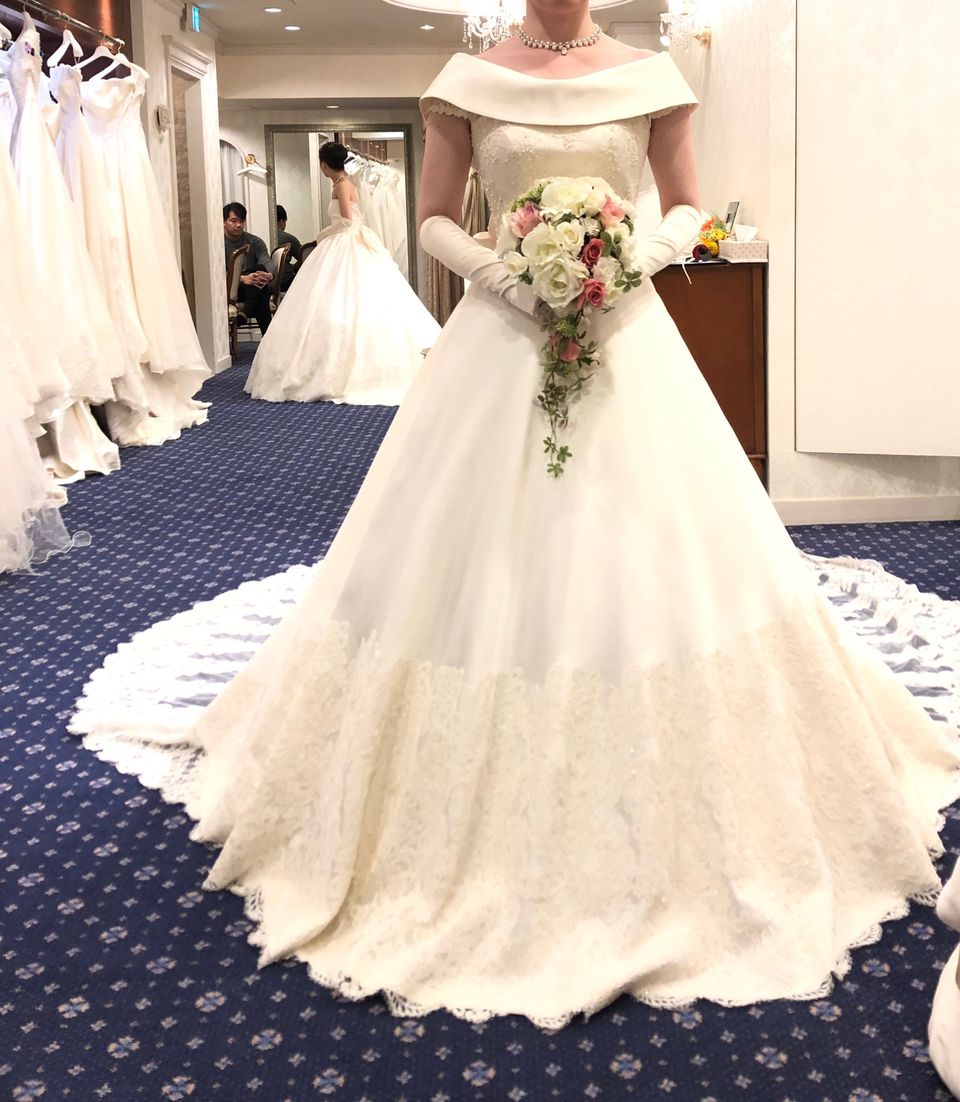 ロールカラー好きは必ず惹かれるドレスショップ