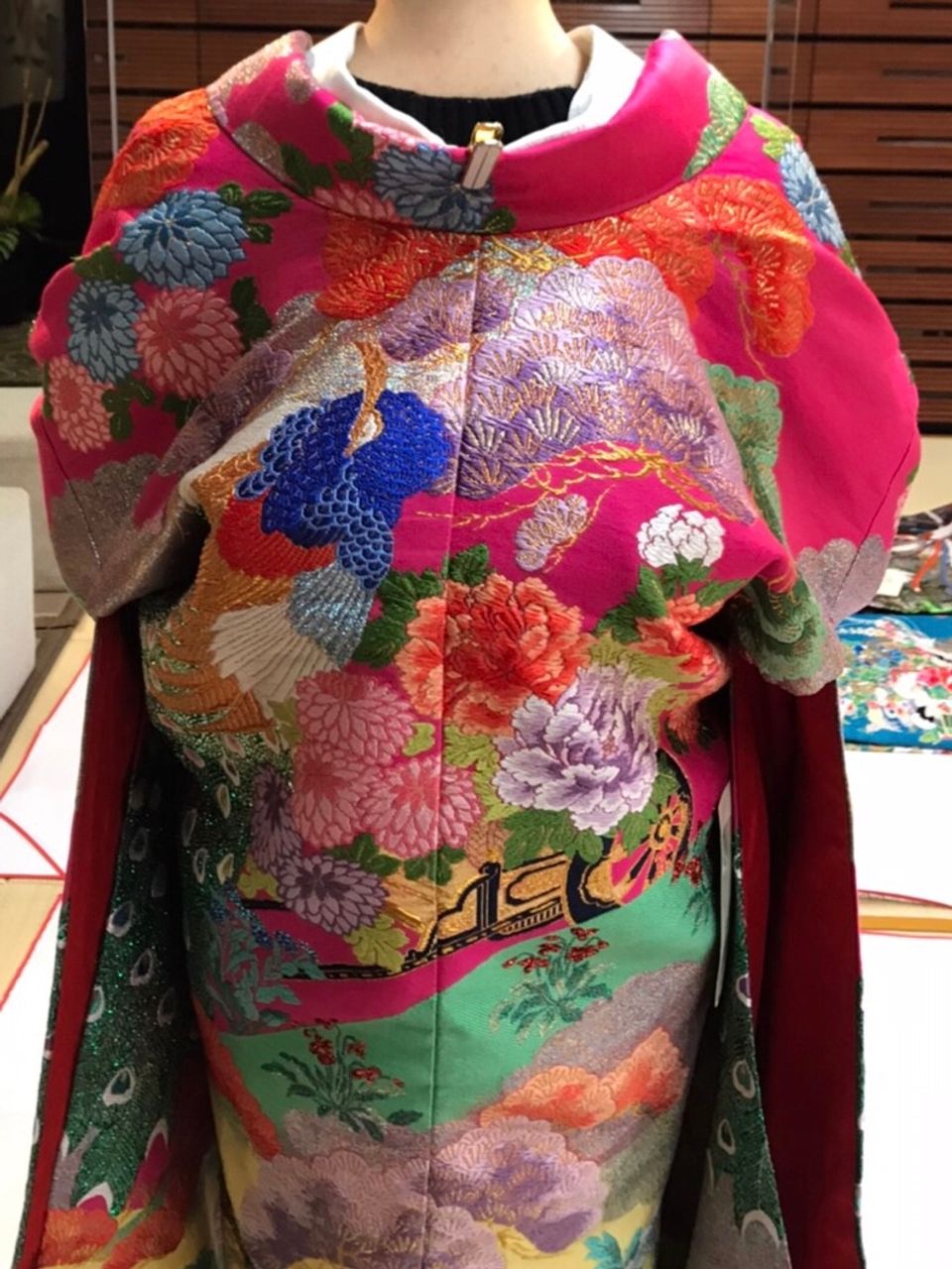 ワイン地唐織松に花車孔雀