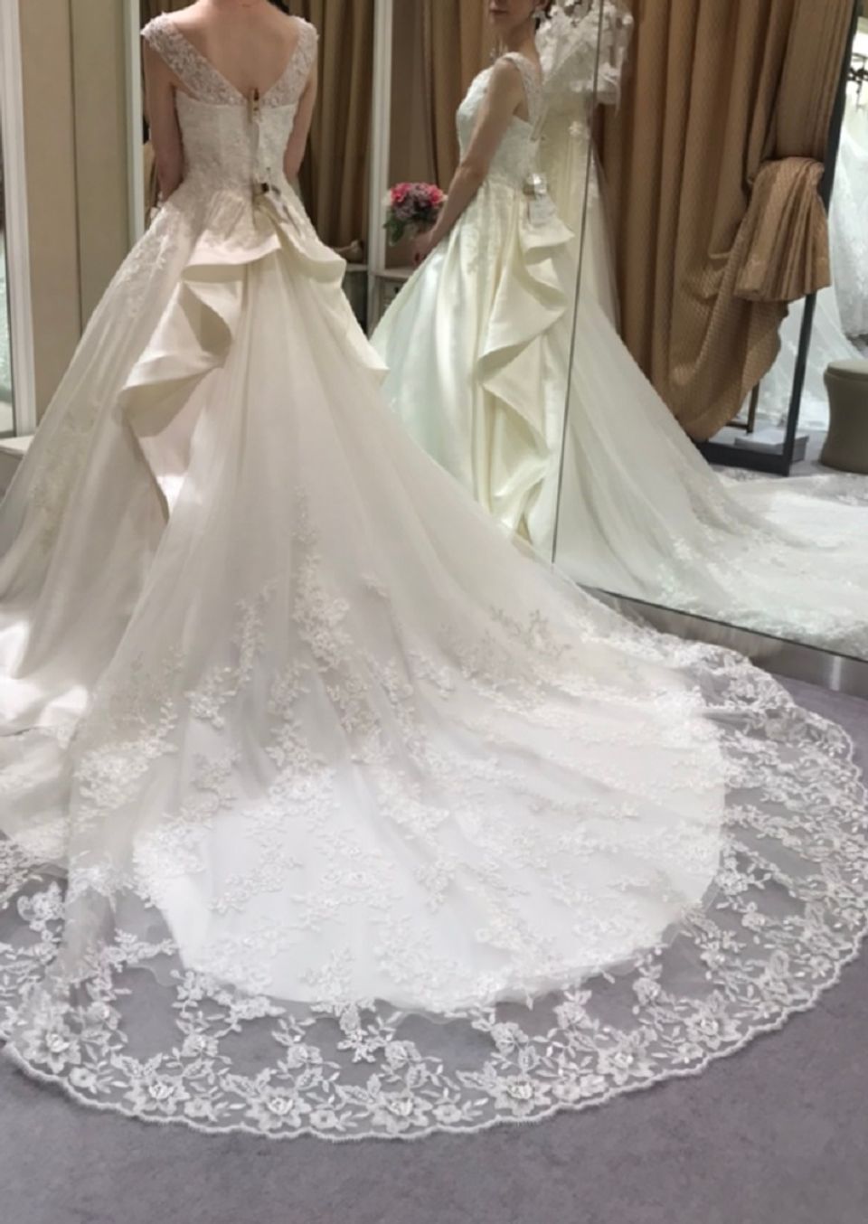 デコルテラインが美しく見えるデザイン