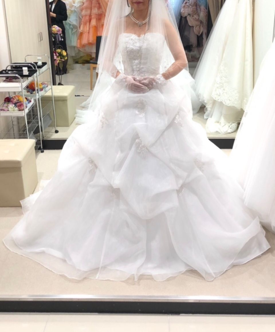 生クリームを絞ったようなふわふわドレス