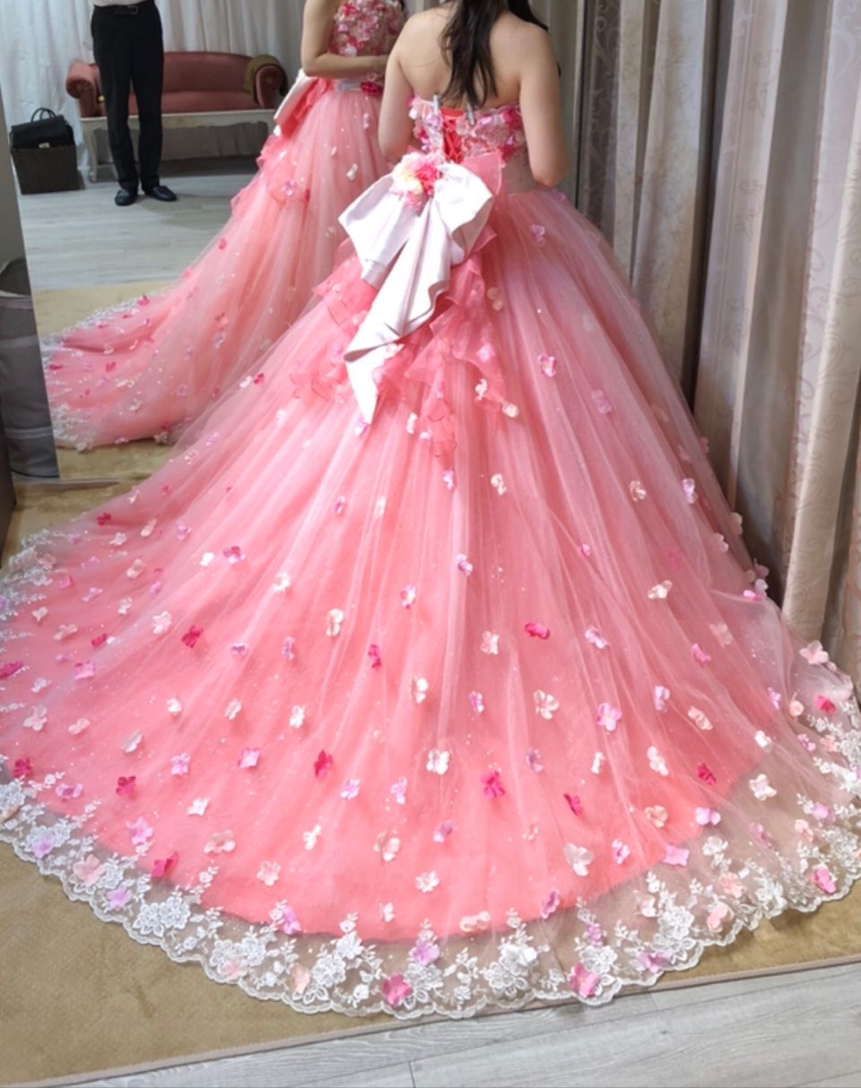 コーラルピンクの花いっぱいドレス