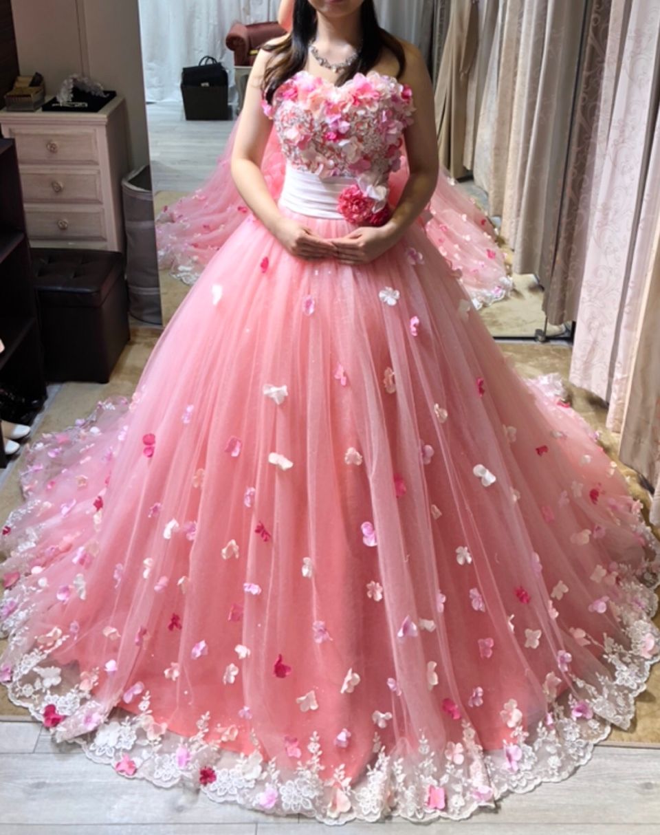 コーラルピンクの花いっぱいドレス