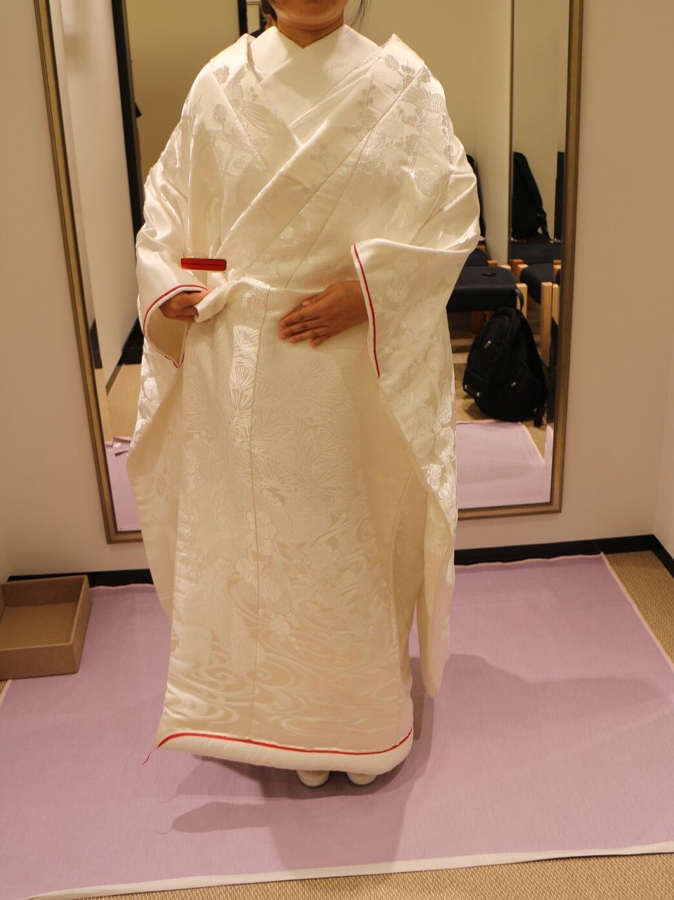 梅の花と赤いラインが可愛い白無垢