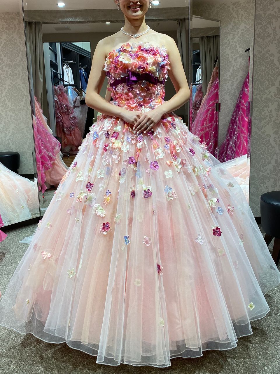 胸元のお花が可愛いドレス。ピンクベースのドレスでふわふわと
