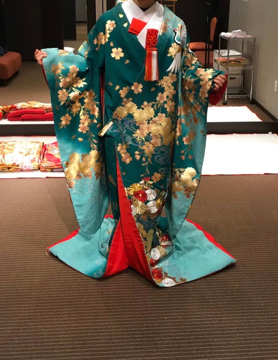 金糸が目立つ緑の色打掛