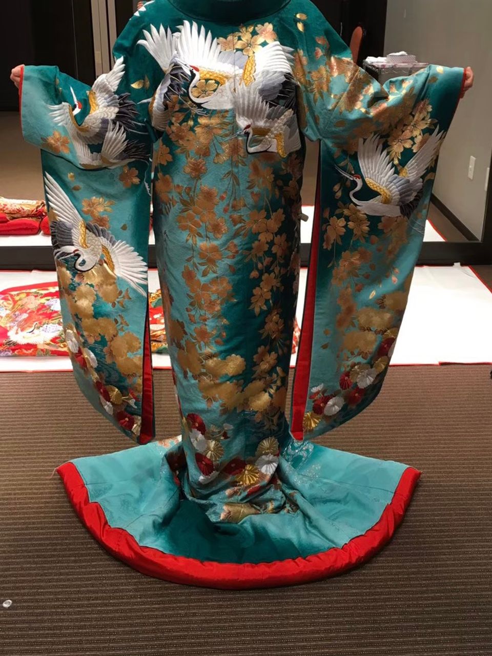 金糸が目立つ緑の色打掛